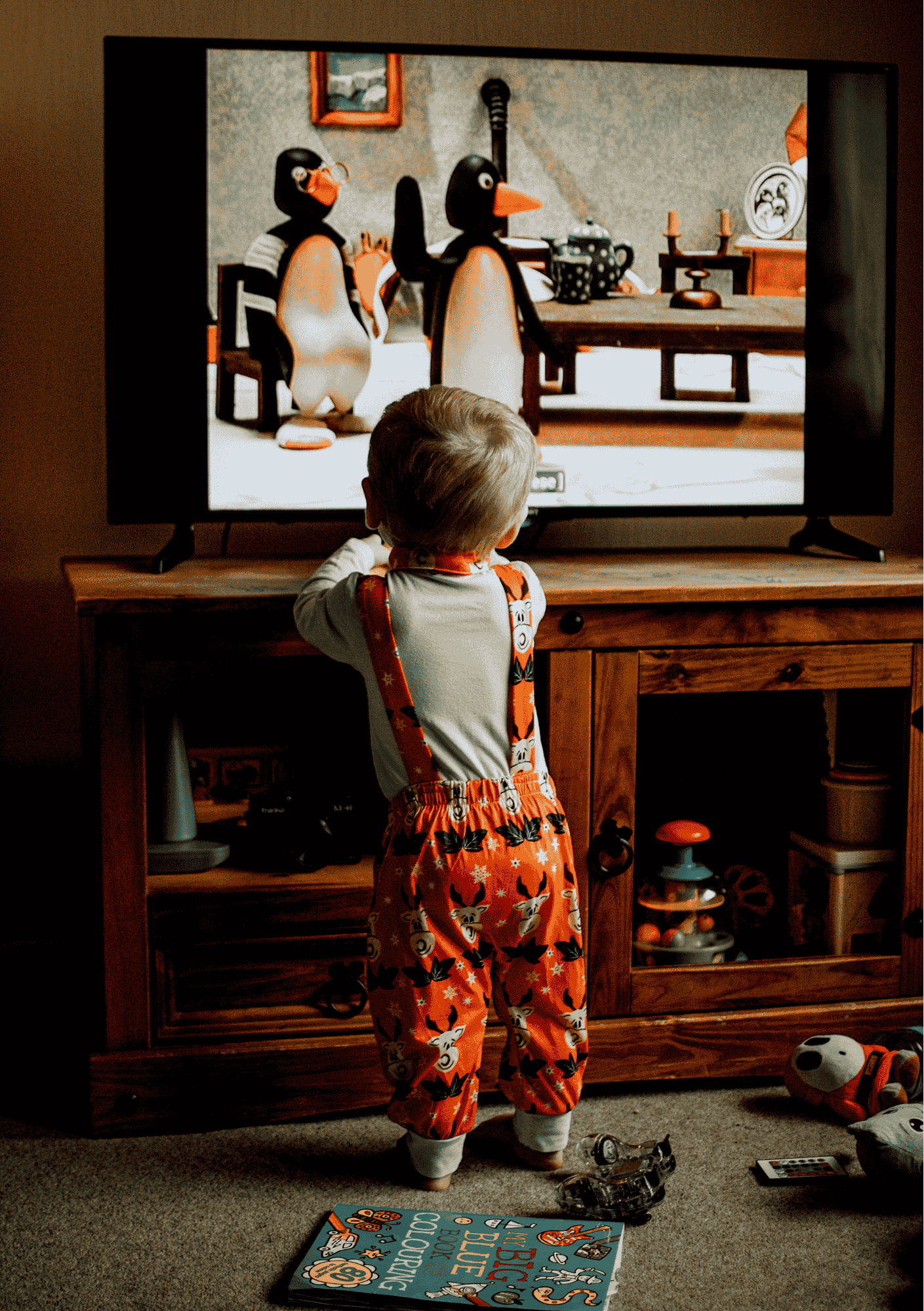 czy dziecko moze zasypiac przed telewizorem przed ekranem